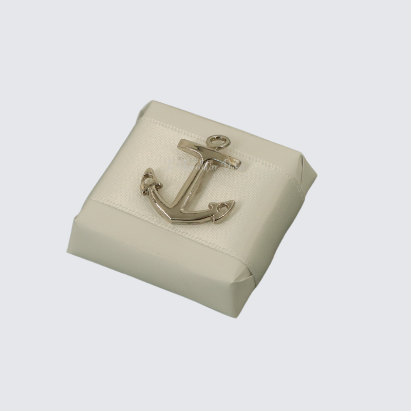 METALLIC ANCHOR DECORATED CHOCOLATE