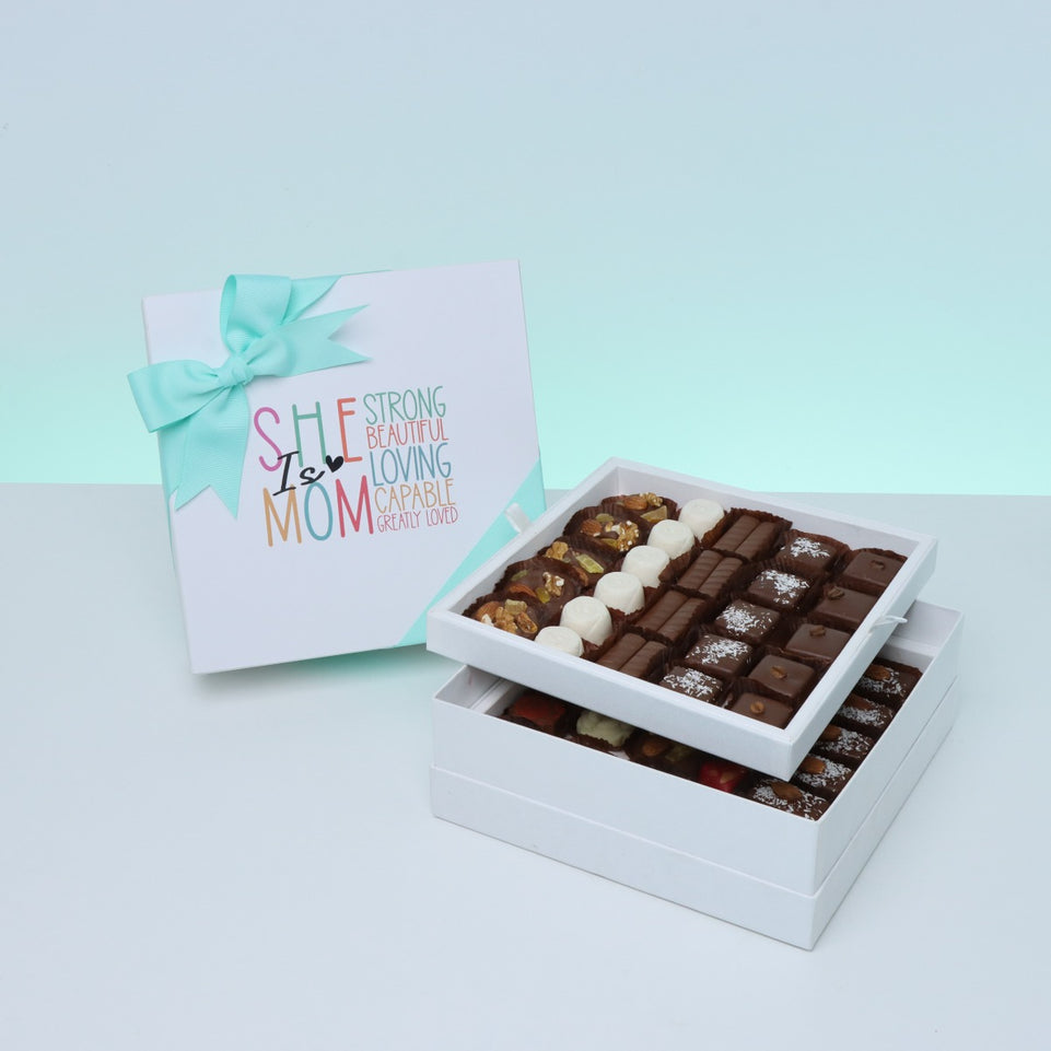 "SHE IS MOM" DESIGNED 2-LAYER (1 KILO) CHOCOLATE HARD BOX